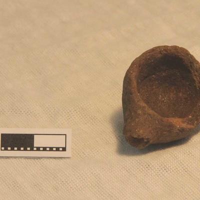 Ein etwa 5.700 Jahre altes Tonlöffelchen aus einer jungsteinzeitlichen Siedlung in Ergoldsbach
